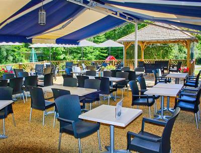 restaurant terrace dordogne campsite